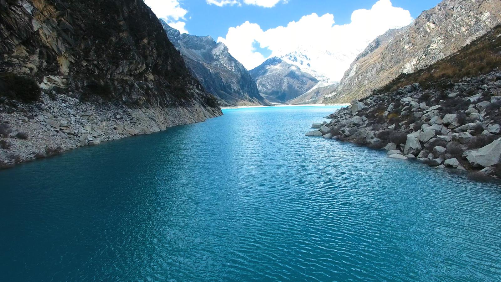 Laguna y montañas en Huaraz Perú para locación cinematográfica